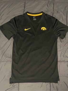 Nike Men’s Black Short Sleeve Athletic Tee with Gold Accents Adult Small